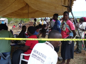 medical-camp-people-waiting2